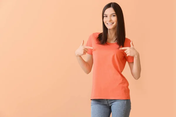 Frau Stylischen Shirt Auf Farbigem Hintergrund — Stockfoto