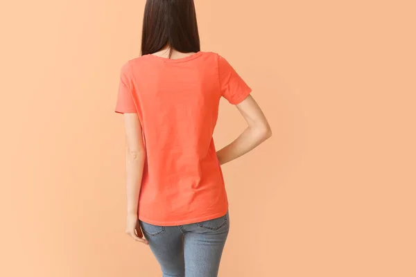 女性でスタイリッシュなTシャツ上の色の背景 — ストック写真