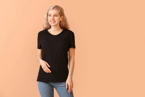 Kobieta Stylowej Koszulce Tle Koloru — Zdjęcie stockowe