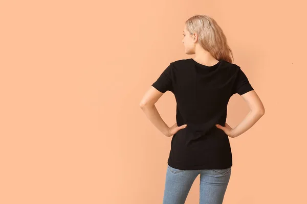 Femme Shirt Élégant Sur Fond Couleur — Photo