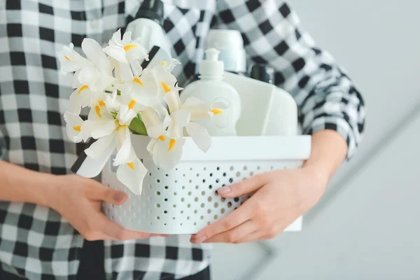 Mujer Con Suministros Limpieza Flores Primavera Sobre Fondo Gris Primer — Foto de Stock