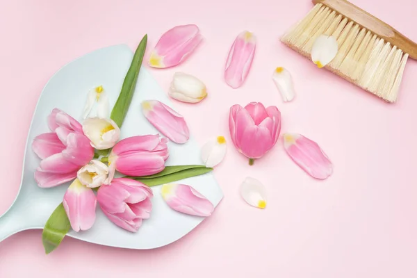 Pala Con Cepillo Piso Flores Primavera Sobre Fondo Color — Foto de Stock