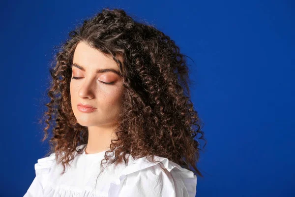 Junge Frau Mit Schönen Lockigen Haaren Auf Farbigem Hintergrund — Stockfoto
