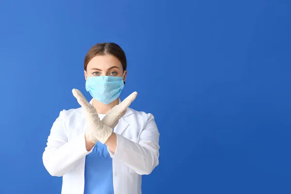 Läkare Skyddande Mask Visar Stopp Gest Färg Bakgrund Begreppet Epidemi — Stockfoto