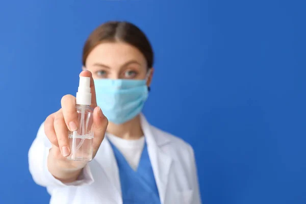 Dokter Dengan Disinfektan Pada Latar Belakang Warna Konsep Epidemi — Stok Foto