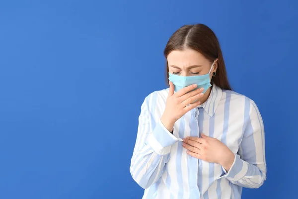 Mulher Doente Máscara Protetora Fundo Cor Conceito Epidemia — Fotografia de Stock