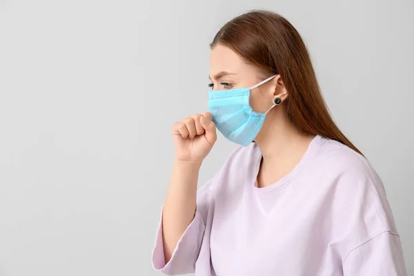 Mulher Doente Máscara Protetora Sobre Fundo Cinzento Conceito Epidemia — Fotografia de Stock