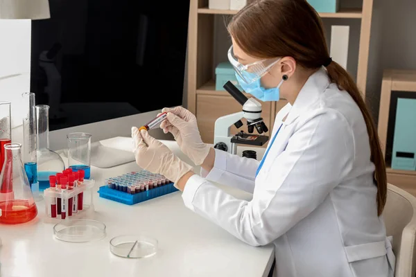 Doctor Trabajando Laboratorio Concepto Epidemia Coronavirus — Foto de Stock