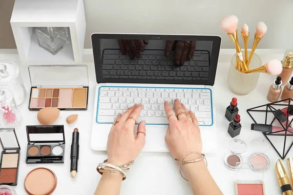 Makeup Artist Cosmetics Laptop Sitting Table — Stock Photo, Image