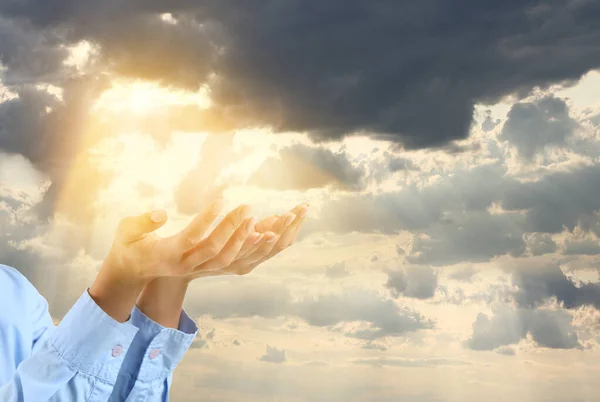 Religiöse Junge Frau Betet Freien Gegen Bewölkten Himmel — Stockfoto