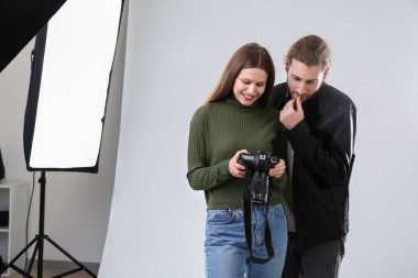 Profesyonel fotoğrafçı stüdyoda model resimleri gösteren