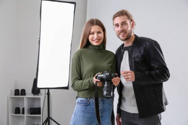 Profesyonel fotoğrafçı stüdyoda model resimleri gösteren