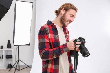 Stüdyoda çalışan profesyonel fotoğrafçı