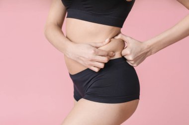 Renkli geçmişi olan genç bir kadın. Kilo verme konsepti