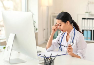 Klinikteki yorgun Asyalı doktor.