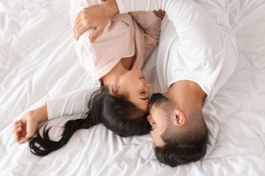 Genç çift evde uyuyor.