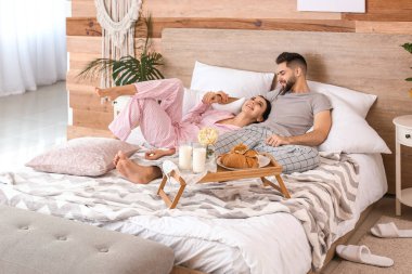 Genç çiftin kahvaltısı evde dinleniyor.