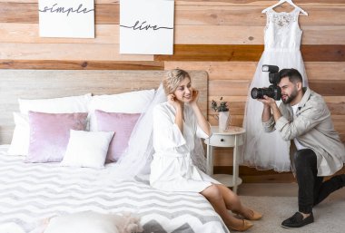 Fotoğrafçı gelini alıp stüdyoda fotoğraf hazırlıyor.