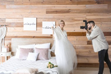 Fotoğrafçı gelini alıp stüdyoda fotoğraf hazırlıyor.