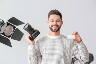 Stüdyoda kartviziti olan bir fotoğrafçı.