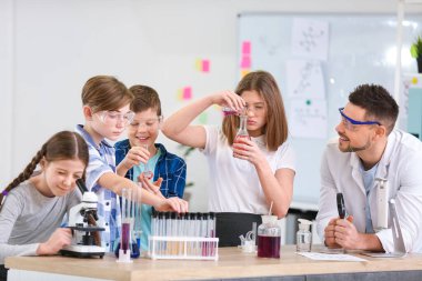 Sınıfta kimya dersi veren öğretmen