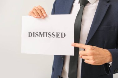 Kağıt tutan adam hafif arkaplandaki metni kaldırdı