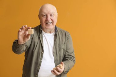 Yaşlılar zihinsel engelli ve arka planda küpleri var.