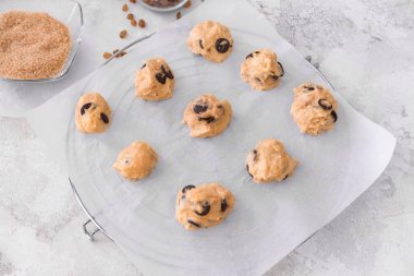 Masada çikolatalı pişmemiş kurabiye.