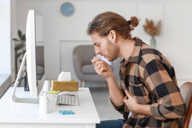 İş yerindeki hasta genç adam.