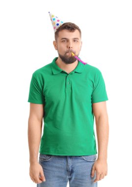 Yakışıklı adam beyaz arka planda doğum gününü kutluyor