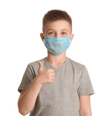 Beyaz arka planda koruyucu maske takan küçük bir çocuk. Salgın kavramı