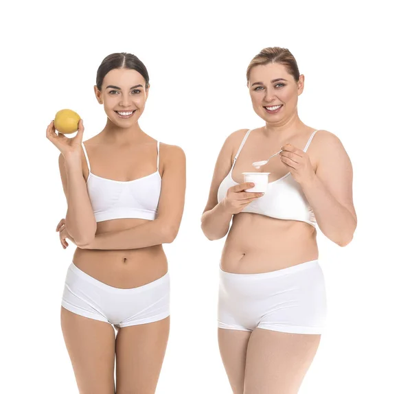 Beyaz Arka Planda Sağlıklı Yiyecekleri Olan Şişman Zayıf Kadınlar Kilo — Stok fotoğraf
