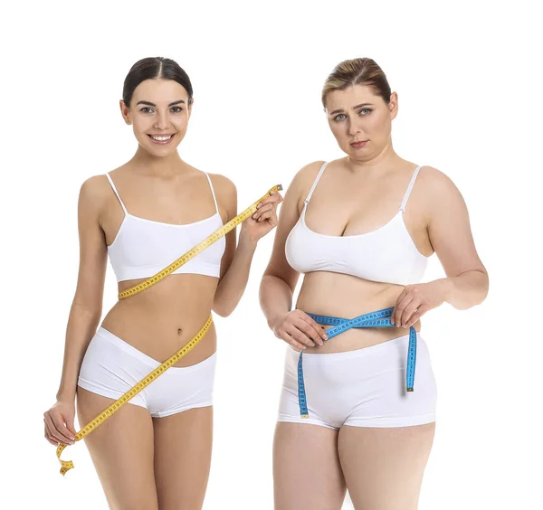 Übergewichtige Und Schlanke Frauen Auf Weißem Hintergrund Konzept Zur Gewichtsreduktion — Stockfoto