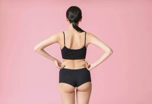Junge Frau Auf Farbigem Hintergrund Konzept Zur Gewichtsreduktion — Stockfoto