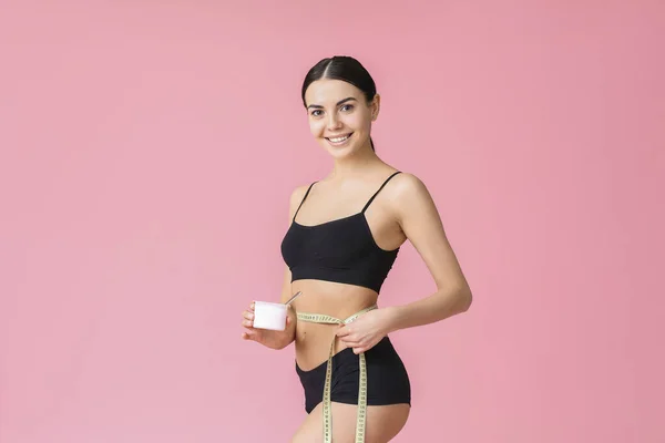 Mujer Joven Con Cinta Métrica Yogur Sobre Fondo Color Concepto — Foto de Stock