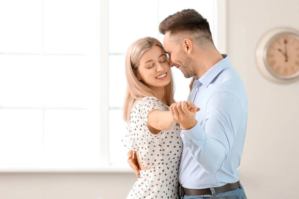 Feliz Dança Jovem Casal Casa — Fotografia de Stock