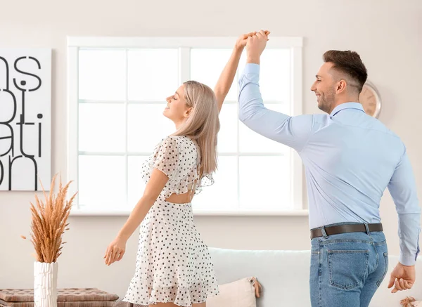 Glücklich Tanzendes Junges Paar Hause — Stockfoto