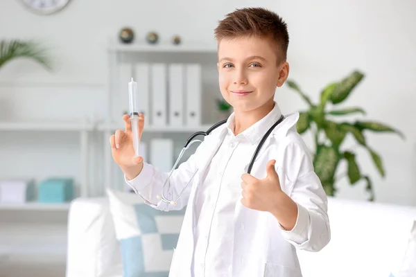 可爱的小医生带着注射器在诊所里 — 图库照片