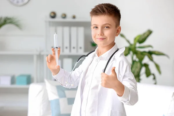 Niedliche Kleine Ärztin Mit Spritze Klinik — Stockfoto