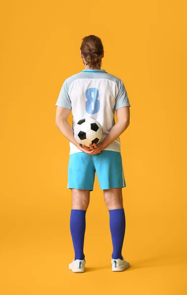肤色背景的男足球员 — 图库照片