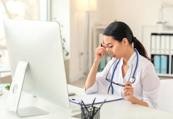 Tired Asian Doctor Table Clinic — Stock Photo, Image