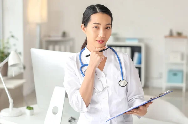 Female Asian Doctor Clipboard Clinic — Stock Photo, Image