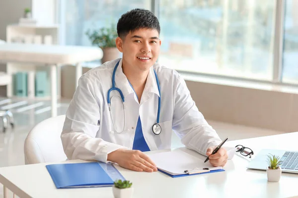 Masculino Asiático Médico Trabajando Clínica —  Fotos de Stock