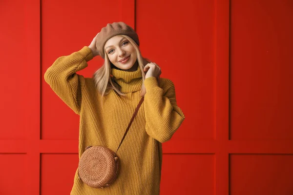 Ung Kvinna Varm Tröja Färg Bakgrund — Stockfoto