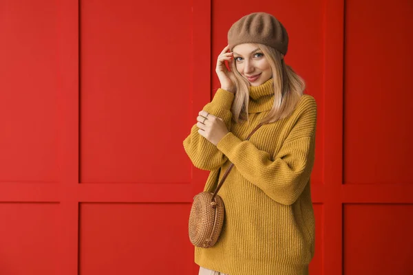 Mujer Joven Suéter Cálido Sobre Fondo Color — Foto de Stock