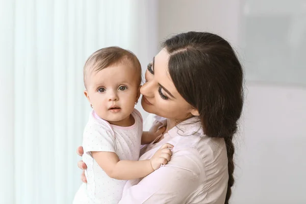 Madre Feliz Con Lindo Bebé Cerca Ventana — Foto de Stock