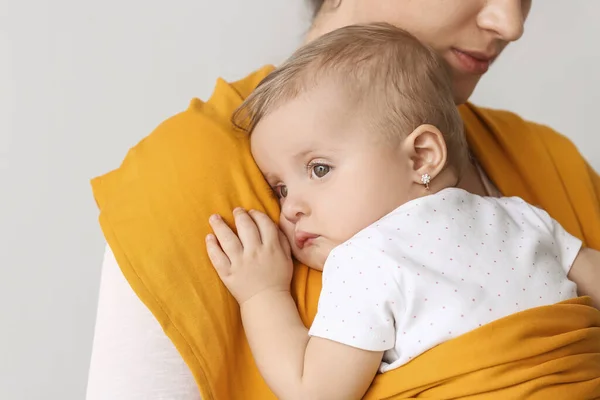 Szczęśliwa Matka Cute Little Baby Jasnym Tle — Zdjęcie stockowe