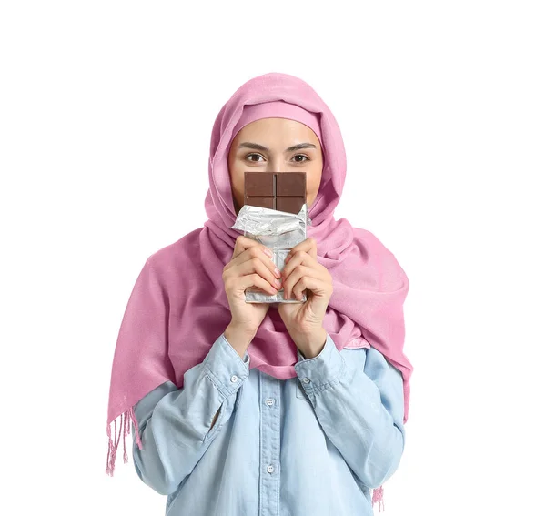Hermosa Mujer Musulmana Comiendo Sabroso Chocolate Sobre Fondo Blanco —  Fotos de Stock