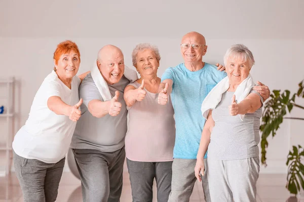 Zadowoleni Starsi Ludzie Pokazują Gest Kciuka Siłowni — Zdjęcie stockowe