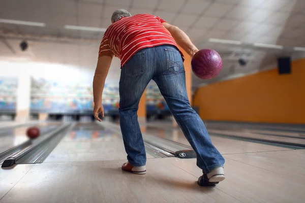Senior Muž Hraje Bowling Klubu — Stock fotografie
